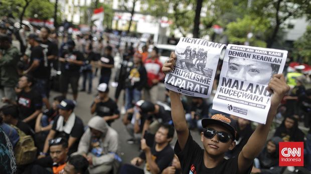 Aremania menggelar aksi unjuk rasa di Mabes Polri, Jakarta, Sabtu (19/11/2022). Aksi tersebut untuk mendesak kejelasan kepada Polri terkait tragedi di Stadion Kanjuruhan. (CNN Indonesia/Adhi Wicaksono)