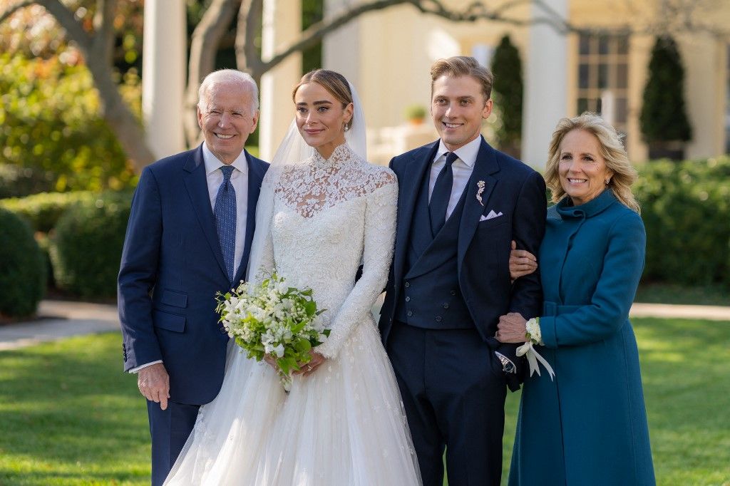 Dalam selebaran yang disediakan oleh Gedung Putih ini, Presiden Joe Biden dan Ibu Negara Jill Biden menghadiri pernikahan Peter Neal dan Naomi Biden Neal di South Lawn Gedung Putih pada 19 November 2022 di Washington DC. Adam Schultz/Gedung Putih via Getty Images/AFP (Foto oleh Handout / GETTY IMAGES AMERIKA UTARA / Getty Images via AFP)