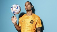 Belanda kembali ke pentas dunia usai absen di Piala Dunia 2018. Virgil van Dijk jadi salah satu sosok yang diharapkan bisa mengangkat nama Tim Oranye di turnamen kali ini. (Shaun Botterill/FIFA/Getty Images) 