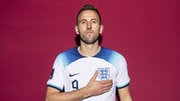 Harry Kane jadi salah satu pemain yang akan menanggung beban besar kostum timnas Inggris tiap berlaga di Piala Dunia. Suporter mereka selalu berharap Piala Dunia bisa kembali ke tanah mereka. (Mike Hewitt/FIFA/Getty Images) 