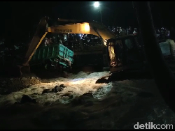 Truk Penambang Pasir Terguling-Terseret Banjir Lahar Semeru