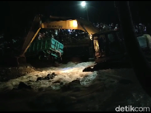 Truk Penambang Pasir Terguling-Terseret Banjir Lahar Semeru Truk Penambang Pasir Terguling-Terseret Banjir Lahar Semeru