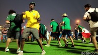 Pendukung Brasil dan Meksiko berbaur di Fan Festival. Mereka menari dan bernyanyi bersama. (Foto: Lucas Aditya/detikcom)