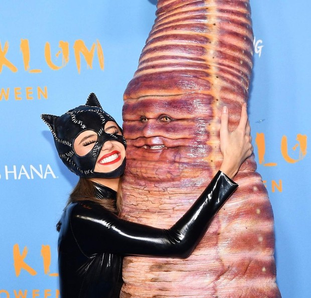 Foto: instagram.com/leniklum Leni Klum sebagai catwoman dan Heidi Klum sebagai cacing di Heidi Halloween 2022/