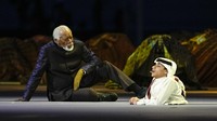 Hadir pula Ghanim Al Muftah yang merupakan Brand Ambassador Piala Dunia 2022. Ghanim hadir di pembukaan untuk melantunkan ayat suci Al Quran tepatnya Surat Al-Hujurat ayat 13. (AP Photo/Natacha Pisarenko)