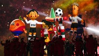 Bendera peserta dan jersey kebesaran dari 32 tim juga ditampilkan di acara pembuka. Selain itu secara berurutan ditampilkan theme song Piala Dunia dari 1998 yaitu La Copa De La Vida hingga Piala Dunia 2022 yang berjudul Hayya Hayya. (AP Photo/Natacha Pisarenko)