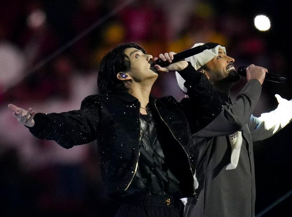 Potret Jungkook BTS Saat Tampil di Pembukaan Piala Dunia 2022 Potret Jungkook BTS Saat Tampil di Pembukaan Piala Dunia 2022