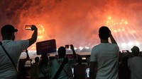 Kembang api turut memeriahkan pembukaan Piala Dunia 2022 Qatar. Usai upacara pembukaan, Piala Dunia 2022 dibuka dengan laga Qatar vs Ekuador. AP/Aijaz Rahi 