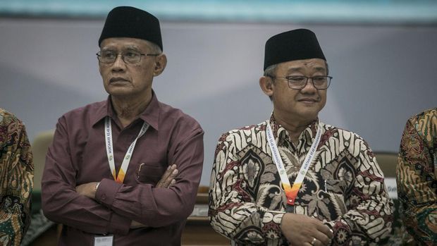 Ketua Umum Pimpinan Pusat (PP) Muhammadiyah terpilih 2022-2027 Haedar Nashir (kiri) dan Sekretaris Umum PP Muhammadiyah terpilih 2022-2027 Abdul Mu'ti (kanan) saat aktivitas Muktamar ke-48 Muhammadiyah di Edutorium KH Ahmad Dahlan UMS, Solo, Jawa Tengah, Minggu (20/11/2022). Haedar Nashir kembali terpilih sebagai Ketua Umum PP Muhammadiyah periode 2022-2027 dalam sidang Muktamar ke-48 Muhammadiyah setelah memperoleh bunyi terbanyak dengan 2203 bunyi mengalahkan 12 personil tetap Pimpinan Pusat (PP) Muhammadiyah lainnya. ANTARA FOTO/Mohammad Ayudha/nz.