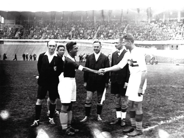 Huitièmes de finale, les capitaines des équipes de la Hongrie et des Indes orientales néerlandaises se serrent la main avant le début du match, à Reims, France le 5 juin 1938. (Photo by KEYSTONE-FRANCE/Gamma-Rapho via Getty Images)