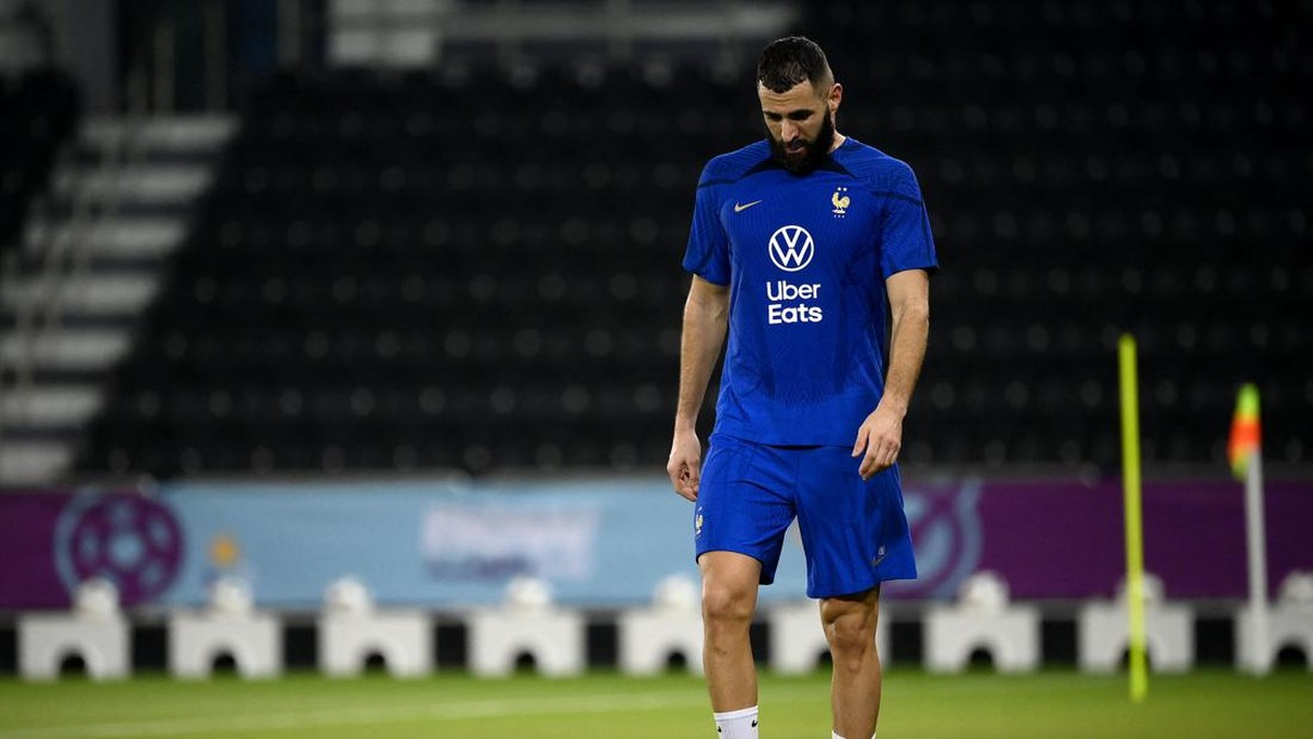 Diego Lugano yakin ada pemain Prancis yang senang Karim Benzema absen di Piala Dunia (Foto: AFP via Getty Images/FRANCK FIFE)