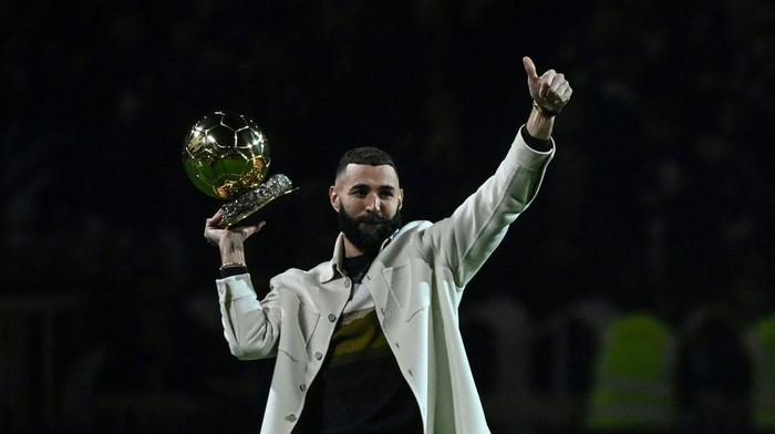 Real Madrids French forward Karim Benzema poses on the pitch with his Ballon dOr trophy at half time of the French L1 football match between Olympique Lyonnais (OL) and OGC Nice at The Groupama Stadium in Decines-Charpieu, central-eastern France, on November 11, 2022. (Photo by OLIVIER CHASSIGNOLE / AFP) (Photo by OLIVIER CHASSIGNOLE/AFP via Getty Images)