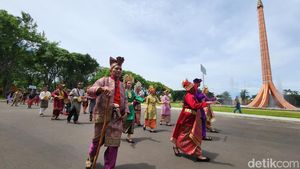 Kemeriahan Parade Budaya Sambut Pengunjung di TMII