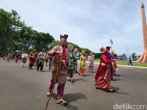 Kemeriahan Parade Budaya Sambut Pengunjung di TMII
