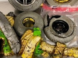 Petugas Heran Kursi Roda Penumpang Tak Bisa Belok, Ternyata Isinya Kokain