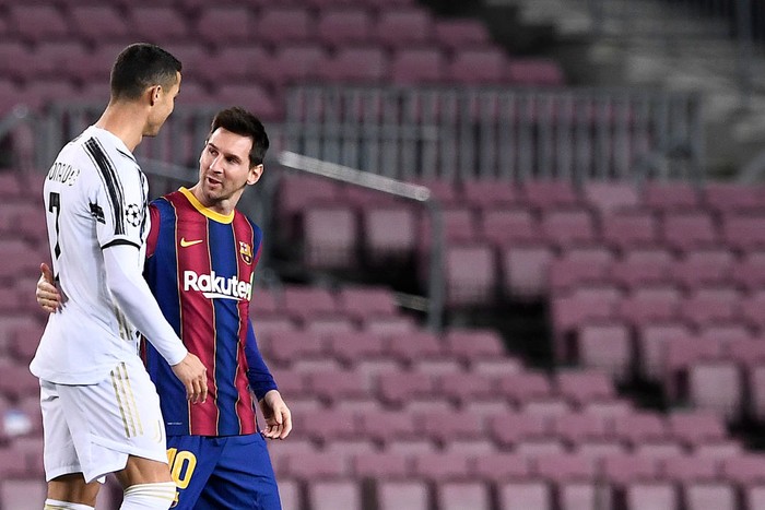 TOPSHOT - Juventus' Portuguese forward Cristiano Ronaldo greets Barcelona's Argentinian forward Lionel Messi (R) before the UEFA Champions League group G football match between Barcelona and Juventus at the Camp Nou stadium in Barcelona on December 8, 2020. (Photo by Josep LAGO / AFP) (Photo by JOSEP LAGO/AFP via Getty Images)