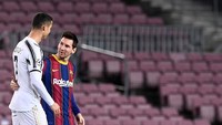 Kemudian, saat Ronaldo bermain di Juventus dan melawan Barcelona, yang masih dibela Messi, keduanya juga terlihat tertawa bersama di lapangan. (Foto: AFP via Getty Images/JOSEP LAGO)