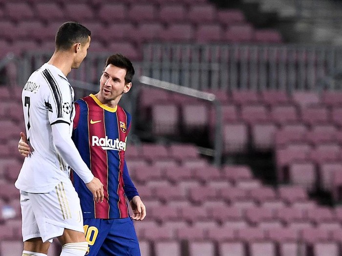 TOPSHOT - Juventus' Portuguese forward Cristiano Ronaldo greets Barcelona's Argentinian forward Lionel Messi (R) before the UEFA Champions League group G football match between Barcelona and Juventus at the Camp Nou stadium in Barcelona on December 8, 2020. (Photo by Josep LAGO / AFP) (Photo by JOSEP LAGO/AFP via Getty Images)