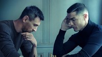 Ini adalah sebuah poster unik menjelang Piala Dunia, ketika Messi dan Ronaldo digambarkan beradu catur menjelang Piala Dunia 2022. Kini keduanya bersiap adu kemampuan dalam ekshibisi PSG (timnya Messi) Vs Riyadh All Star XI, gabungan Al Nassr (yang diperkuat Ronaldo) dan Al Hilal. Foto: Instagram @louisvuitton