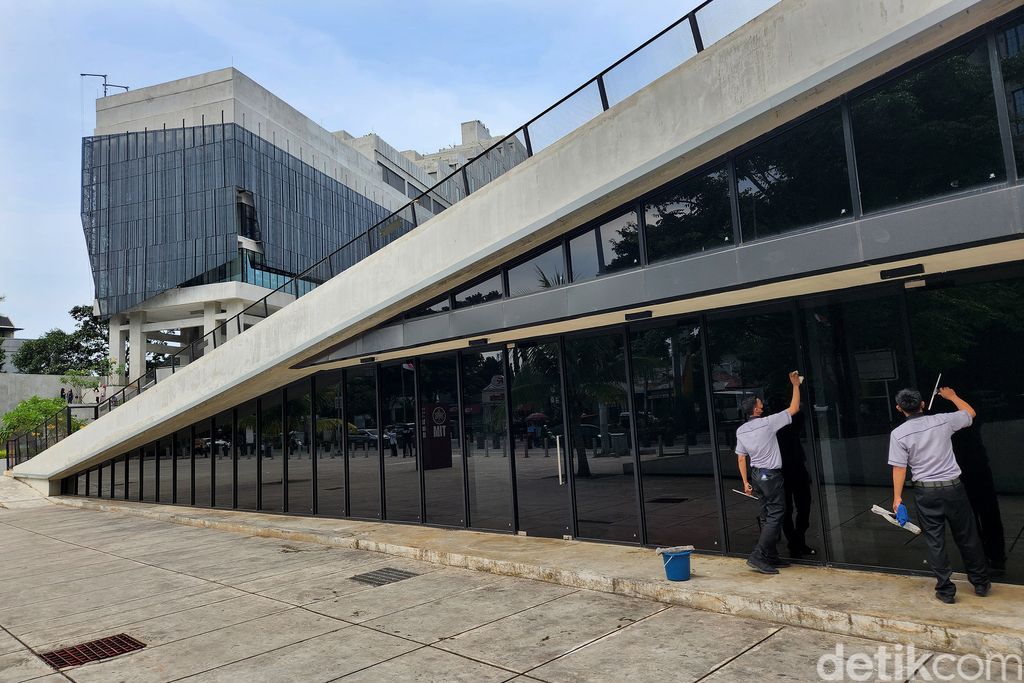 Kompleks Taman Ismail Marzuki (TIM) belum diresmikan secara formal namun mulai dibuka untuk umum beberapa waktu lalu. Pembangunan dengan merobohkan bangunan lama dan hanya menyisakan Teater Kecil serta sedikit bangunan planetarium. Arsitek membangun ulang dengan gaya kontemporer melalui pendekatan industrial yang lagi hits dan mewabah di berbagai ruang publik lain. Hasilnya, kawasan TIM versi baru mengundang decak kagum akan visi dan narasi yang dibawakan. Pun demikian, sebagai sebuah ide, karya ini memantik diskusi dan juga kritik. Setidaknya, bagi pengkritiknya, desain baru TIM kurang merespon iklim tropis yang memerlukan resapan air dan pepohonan di mana-mana, menghindari beton ekspose yang bikin gerah, dan biaya perawatan yang tak sedikit.