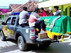 Kala Mobil Patroli Jadi Ambulans Dadakan Bawa Jenazah Warga Karawang