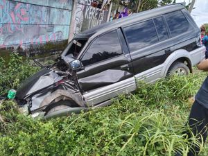 Mobil Ringsek Tertabrak KRL di Cibinong Bogor, Tak Ada Korban Jiwa Mobil Ringsek Tertabrak KRL di Cibinong Bogor, Tak Ada Korban Jiwa