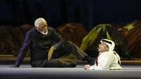Hadir pula Ghanim Al Muftah yang merupakan Brand Ambassador Piala Dunia 2022. Ghanim hadir di pembukaan untuk melantunkan ayat suci Al Quran tepatnya Surat Al-Hujurat ayat 13.  AP/Natacha Pisarenko