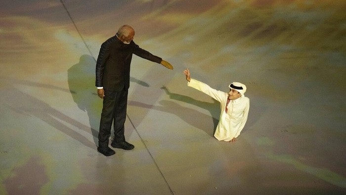 Momen Lantunan Ayat Suci Al Quran Buka Piala Dunia 2022 US actor Morgan Freeman, left, talks with FIFA World Cup Ambassador Ghanim Al Muftah, at the opening ceremony prior he World Cup, group A soccer match between Qatar and Ecuador at the Al Bayt Stadium in Al Khor, Sunday, Nov. 20, 2022. (AP Photo/Hassan Ammar)