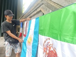 Jelang Kick Off Piala Dunia, Bendera Argentina Paling Laris di Denpasar