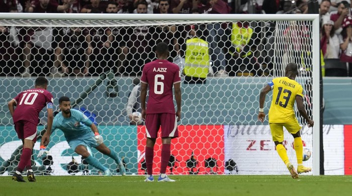 Ecuadors Enner Valencia, right, scores the opening goal with a penalty during the World Cup, group A soccer match between Qatar and Ecuador at the Al Bayt Stadium in Al Khor, Sunday, Nov. 20, 2022. (AP Photo/Natacha Pisarenko)