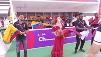 Atribut bendera disediakan panitia. Semuanya gratis alias cuma-cuma. (Foto: Lucas Aditya/detikSport)