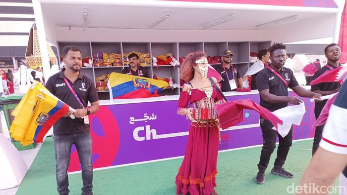 Piala Dunia 2022 Atribut bendera disediakan panitia. Semuanya gratis alias cuma-cuma.