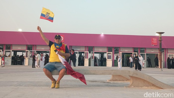 Pendukung sepuh ini bangga dengan Ekuador. Benderanya diangkat tinggi-tinggi.