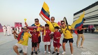 Kendati Qatar dan Ekuador bentrok, pendukungnya adem di luar lapangan. Foto bareng dulu sebelum pertandingan. (Foto: Lucas Aditya/detikSport)
