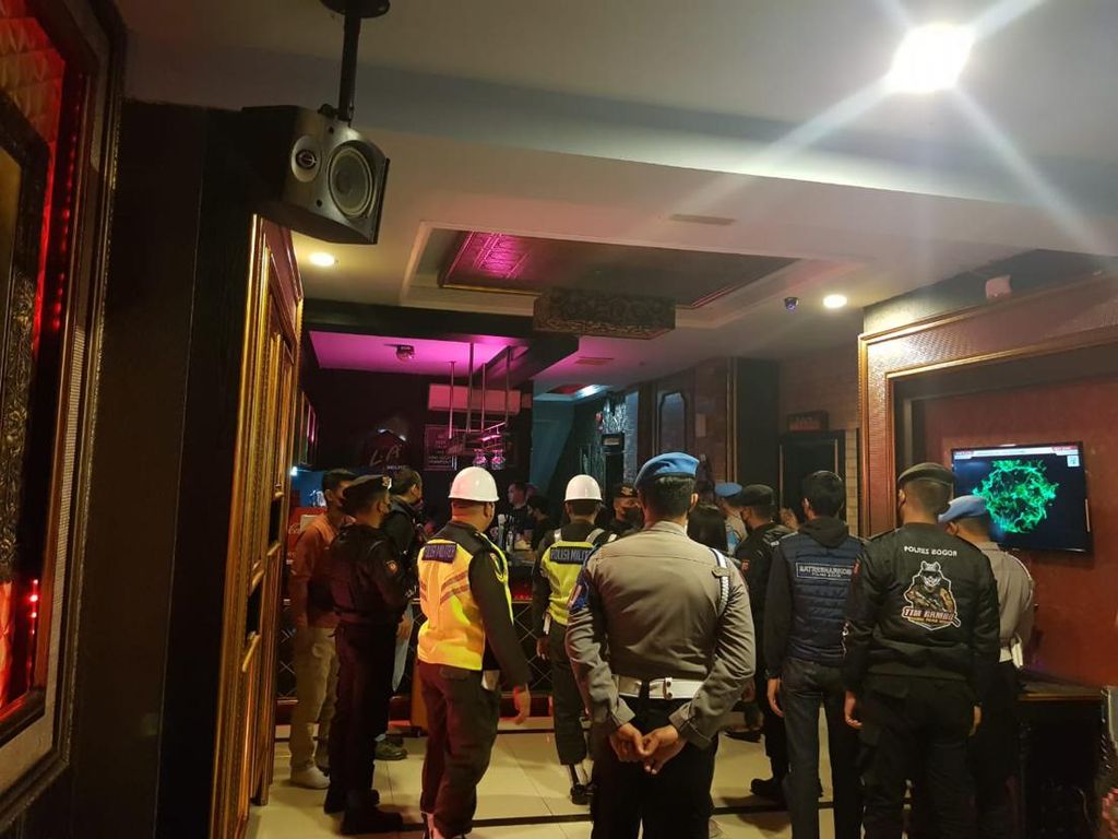 Polisi Razia Tempat Hiburan Malam di Bogor, Karyawan-Pengunjung Dites Urine Polisi Razia Tempat Hiburan Malam di Bogor, Karyawan-Pengunjung Dites Urine