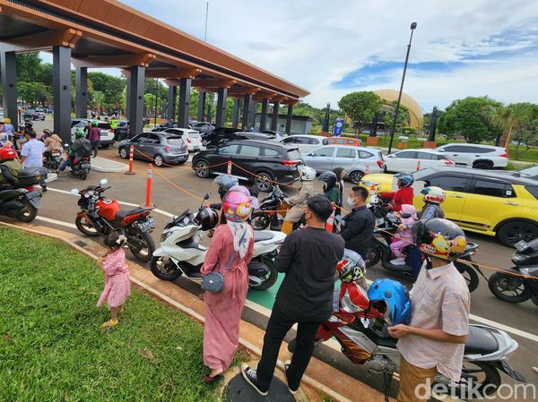Potret Antrean Kendaraan di Hari Pertama TMII Buka Pascarenovasi