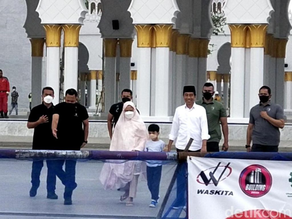 Saat Jokowi Ajak Iriana dan Jan Ethes Salat Duha di Masjid Sheikh Zayed