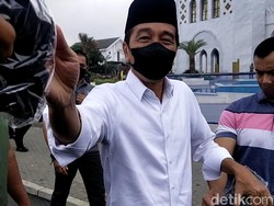 Salat Bareng Jan Ethes di Masjid Sheikh Zayed, Jokowi Juga Bagi Kaus ke Warga