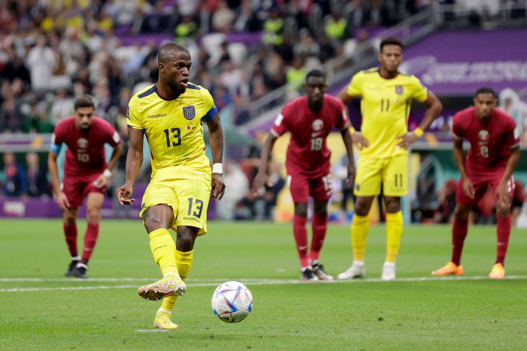 AL KHOR, QATAR - NOVEMBER 20: Enner Valencia of Ecuador scores the first goal to make it 0-1 during the  World Cup match between Qatar  v Ecuador at the Al Bayt Stadium on November 20, 2022 in Al Khor Qatar (Photo by David S. Bustamante/Soccrates/Getty Images)