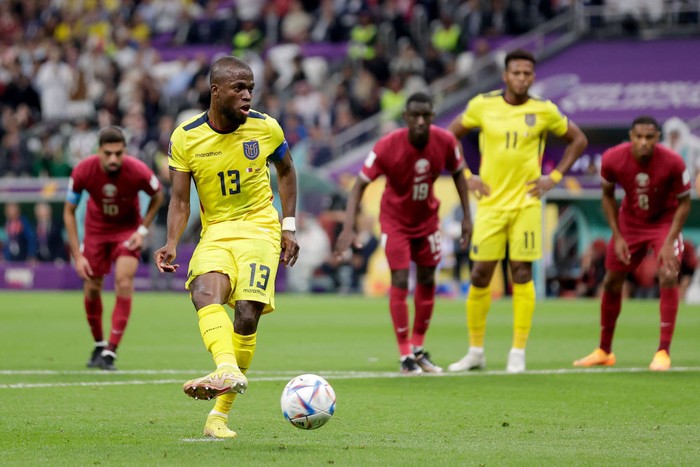 qatar vs ekuador piala dunia 2022 AL KHOR, QATAR - NOVEMBER 20: Enner Valencia of Ecuador scores the first goal to make it 0-1 during the World Cup match between Qatar v Ecuador at the Al Bayt Stadium on November 20, 2022 in Al Khor Qatar (Photo by David S. Bustamante/Soccrates/Getty Images)