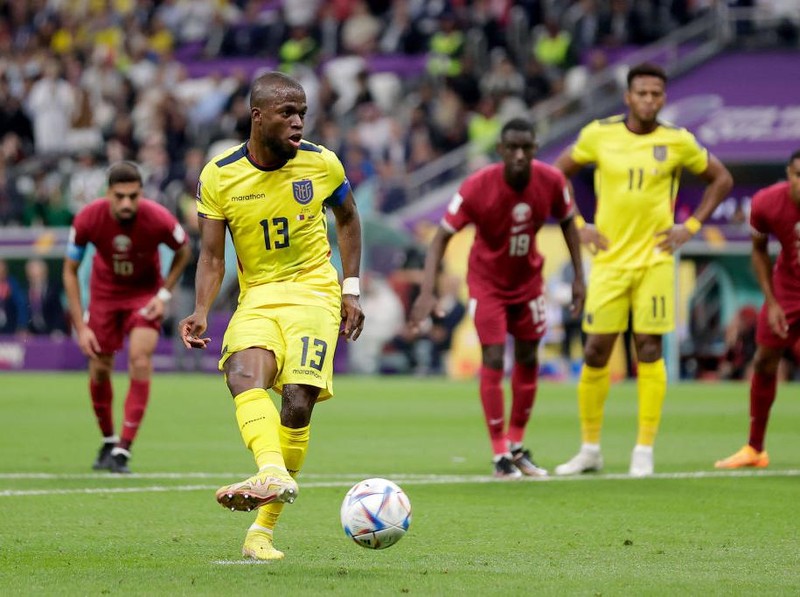 AL KHOR, QATAR - NOVEMBER 20: Enner Valencia of Ecuador scores the first goal to make it 0-1 during the  World Cup match between Qatar  v Ecuador at the Al Bayt Stadium on November 20, 2022 in Al Khor Qatar (Photo by David S. Bustamante/Soccrates/Getty Images)