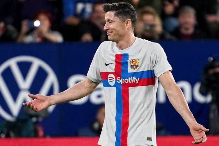 TOPSHOT - Barcelonas Polish forward Robert Lewandowski reacts as he is expulsed from the pitch after receiving a second yellow card during the Spanish league football match between CA Osasuna and FC Barcelona at El Sadar stadium in Pamplona on November 8, 2022. (Photo by CESAR MANSO / AFP) (Photo by CESAR MANSO/AFP via Getty Images)