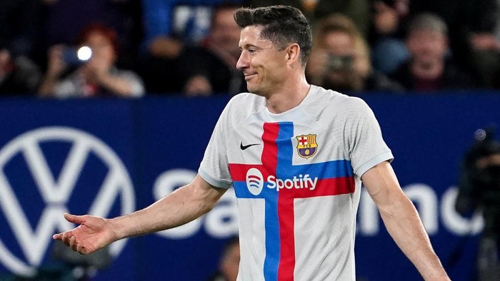 TOPSHOT - Barcelonas Polish forward Robert Lewandowski reacts as he is expulsed from the pitch after receiving a second yellow card during the Spanish league football match between CA Osasuna and FC Barcelona at El Sadar stadium in Pamplona on November 8, 2022. (Photo by CESAR MANSO / AFP) (Photo by CESAR MANSO/AFP via Getty Images)