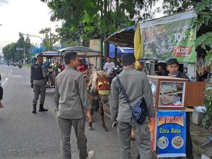 Satpol PP Bogor Tertibkan 30 PKL di Trotoar dan Bahu Jalan Cikeas