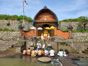 Melukat di Pura Tirta Sudhamala Buleleng, Tempat Memohon Jodoh-Keturunan Melukat di Pura Tirta Sudhamala Buleleng, Tempat Memohon Jodoh-Keturunan