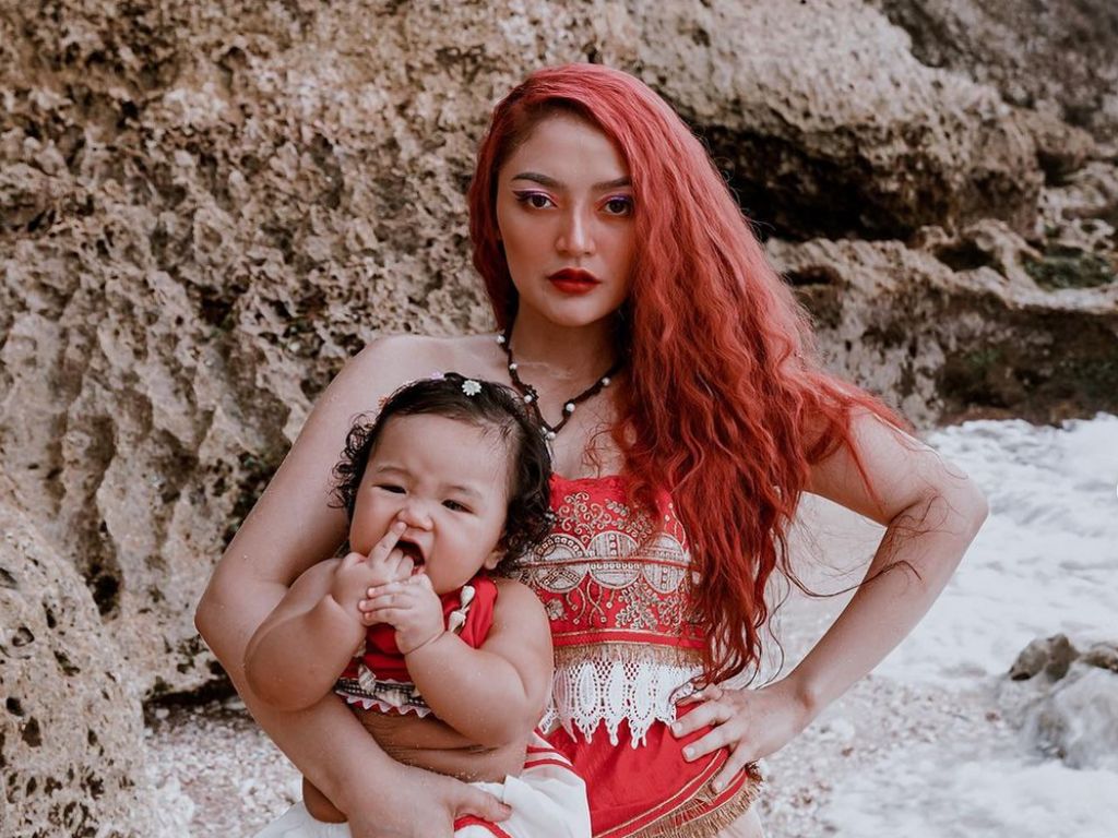 Gaya Siti Badriah Pancarkan Aura Hot Mom, Berkostum Moana Sambil Gendong Anak Gaya Siti Badriah Pancarkan Aura Hot Mom, Berkostum Moana Sambil Gendong Anak