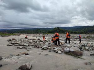 Hari Kelima, Tim SAR Sisir Sungai 3 Km Cari Bocah Korban Longsor Poros Malino Hari Kelima, Tim SAR Sisir Sungai 3 Km Cari Bocah Korban Longsor Poros Malino
