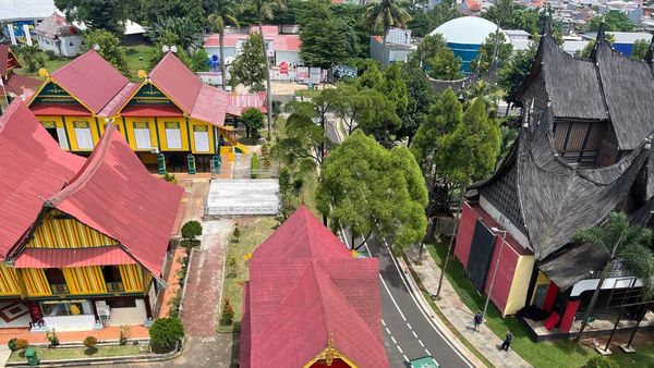 Momen Warga Nikmati Wajah Baru TMII Usai Renovasi
