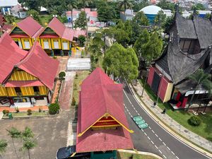 Momen Warga Nikmati Wajah Baru TMII Usai Renovasi