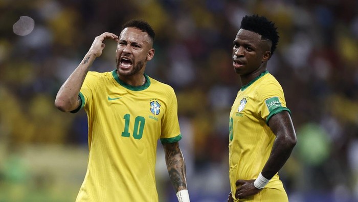 RIO DE JANEIRO, BRAZIL - MARCH 24: (L-R) Neymar Jr. of Brazil reacts next to teammate Vinícius Júnior of Brazil during a match between Brazil and Chile as part of FIFA World Cup Qatar 2022 Qualifier on March 24, 2022 in Rio de Janeiro, Brazil. (Photo by Buda Mendes/Getty Images)